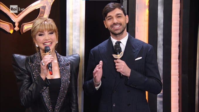 Milly Carlucci e Raimondo Todaro - Il Cantante Mascherato 2