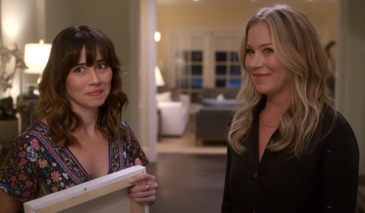 Da sinistra Linda Cardellini e Christina Applegate in Dead To Me 2. Credits Netflix