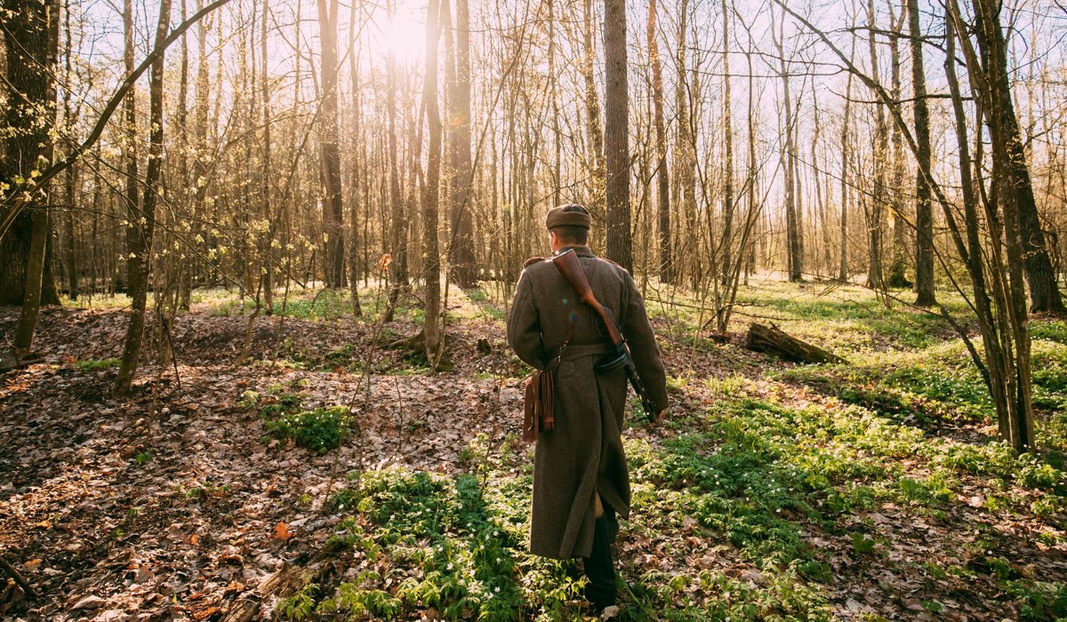 La Storia fiction RAI dal romanzo di Elsa Morante, qui un attore vestito da soldato russo nella Seconda Guerra Mondiale Credits Envato Elements e Grigory_bruev