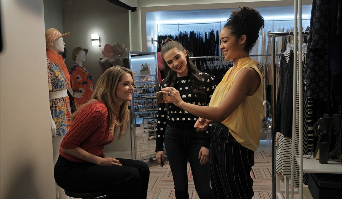 Da sinistra: Meghann Fahy, Katie Stevens e Aisha Dee in una scena di The Bold Type. Credits: Freeform via Mediaset.