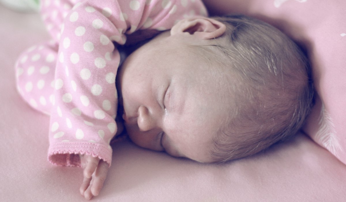 Una neonata addormentata in una foto di repertorio Credits Envato Elements