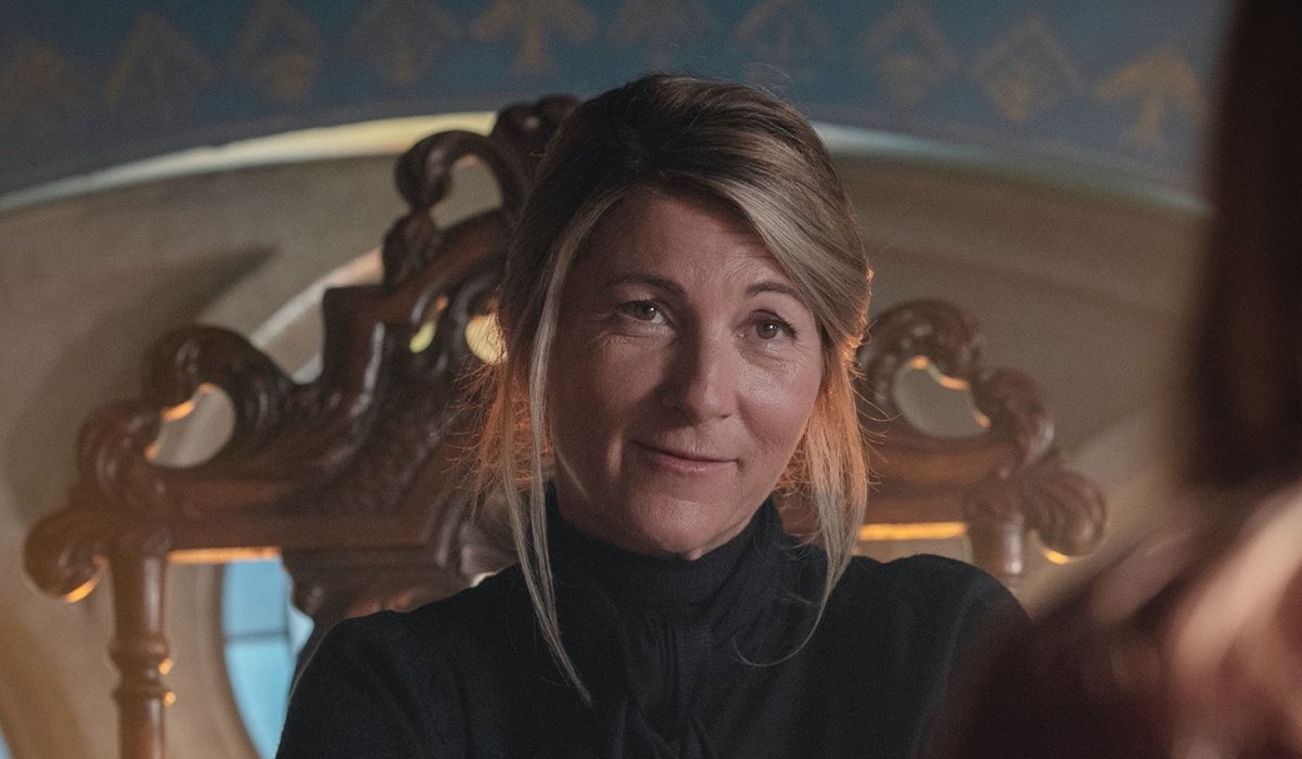 Eve Best interpreta la preside Dowling In Fateò-The Winx Saga. Credits: Jonathan/Hession Netflix