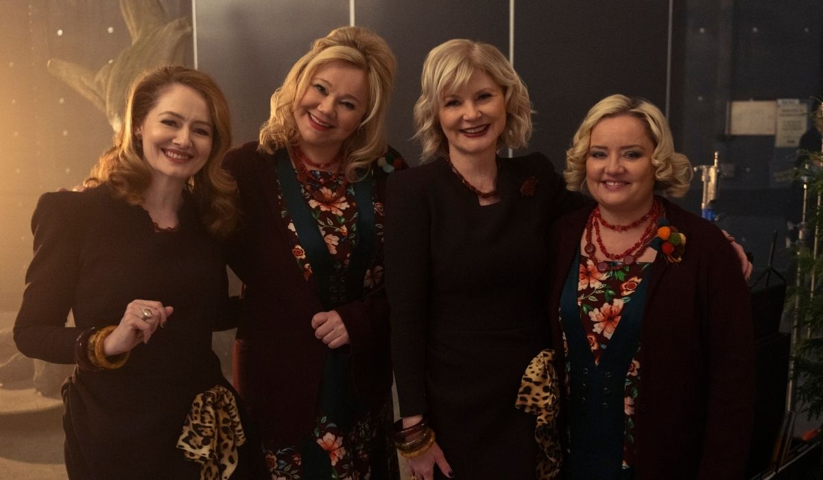 Da sinistra: Miranda Otto, Caroline Rhea, Beth Broderick e Lucy Davis sul set di Le Terrificanti Avventure di Sabrina. Credits: Diyah Pera/Netflix.
