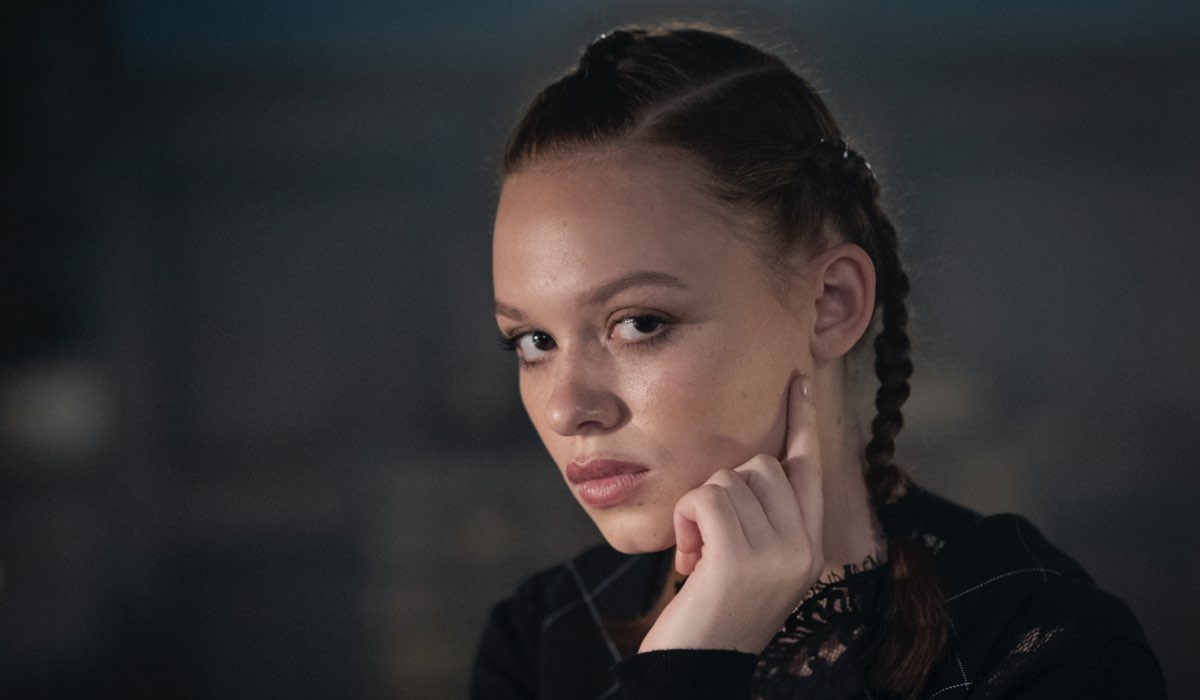 Sadie Soverall è Beatrix. Credits: Jonathan Hession/Netflix.